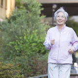 日本人の平均寿命、女性が40年連続で世界1位　男性は6位に　厚労省が生命表を公表