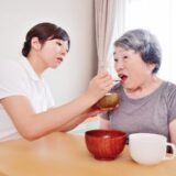 「むせてない…？」ひとりでの食事が不安に。週3のヘルパー導入で規則正しい暮らしへ【体験談】