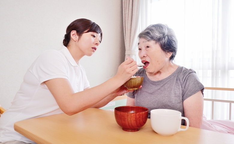 「むせてない…？」ひとりでの食事が不安に。週3のヘルパー導入で規則正しい暮らしへ【体験談】