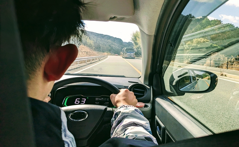 「ぶつかった！」冬の田舎道で対向車が突然スリップ。大事故のあと私が心から感じたこと【体験談】