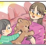 「クマさんが…」ソファで横になる私。3歳の息子が突然、体にぬいぐるみを乗せてきて！？