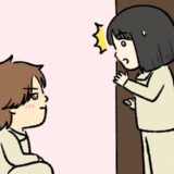 彼氏とホテルに泊まった私。深夜、トイレのドアの前で彼が片膝をついていて…私がビックリしたワケ