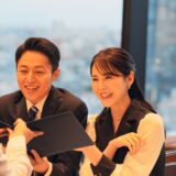 結婚記念日に夫と食事中、店員「お話が聞こえてしまい…」予想外の対応に感動！