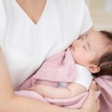 「チクチクしてない？！」友人の赤ちゃんを抱っこした瞬間、冷や汗…半袖の腕を見て青ざめたワケ