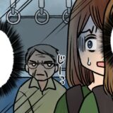 「見られてる…なんで！？」電車でガラス越しにおじさんの視線が…⇒目線の先には