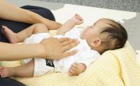 【助産師監修】“背中スイッチ”の攻略法！赤ちゃんの寝かしつけのコツ