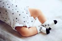 【医師監修】赤ちゃんに靴下はいつから履かせればいい？