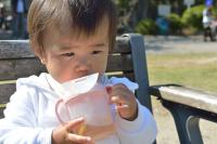 【助産師監修】赤ちゃんはいつから麦茶が飲める?
