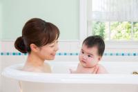 【看護師監修】赤ちゃんと一緒にお風呂に入れるのはいつから？入り方や注意点について