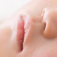 乳幼児の歯ぎしりの原因と対処法