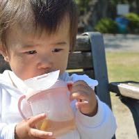 【助産師監修】赤ちゃんはいつから麦茶が飲める？