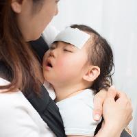 【医師監修】赤ちゃんが熱を出したらどうすればいい?発熱の主な原因や対処法について