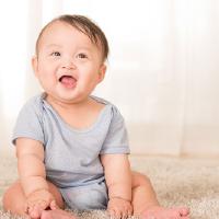 赤ちゃんがおすわりをする時期はいつ?練習は必要?おすわりのコツとは?