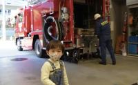34万回再生!消防車が大好き♡好奇心旺盛な男の子が質問攻め!消防士さんによる驚きの神対応とは!?