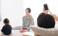 「ねえ、スマホやめてよ」スマホに夢中で注意しても聞かない夫…⇒すると子どもたちが、夫が青冷める衝撃の行動に…!