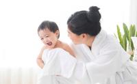 助産師「回数のこだわりは不要！ただし…」そうなの！？赤ちゃんのお風呂、汗をかいた日の正しい対応