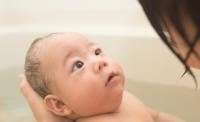小児科医「毎日お風呂に入れなくてもOK」赤ちゃんのケア、頑張りすぎかも！？ラクできるポイントは？