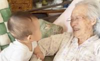 49万回再生!「尊い…」衝撃の100歳差!ひいおばあちゃんが大好きな赤ちゃん⇒2人の遊び方とは?
