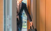 「やめて！」と言ったのに…仕事の合間に帰宅した夫が寝室でとった“信じられない振る舞い”に怒り心頭