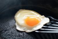 【目玉焼きに、水入れないで〜〜！】SNSでいまや常識！？「油がバチバチはねない」裏ワザ