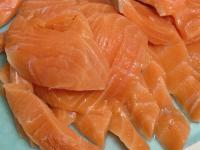 ゴメン、コストコ遠いから「スーパー特売品で代用」【家事ヤロウ】バズりレシピ"サーモンの漬け丼"が「意外な海鮮丼」