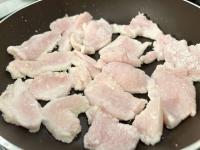 【鶏むね肉、いきなり焼いたらダメ!】調味料メーカーが教える「驚愕のプリップリ」食感に感激!