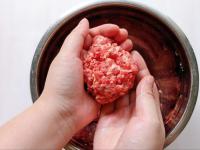 一瞬で手がキレイになる裏ワザ【ひき肉で油がギットギト】→「え、不思議！？」「試して感動（涙）」