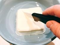 【鍋の豆腐は四角く切らないで〜！】料理家が教える“豆腐が崩れない”「目からウロコの切り方」