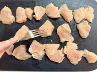 【やっすい鶏むね肉もこうすれば味シミシミ！】穴をプスプス→袋でモミモミ！「お箸が止まらない〜」