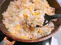 これ反則でしょ…【いつものチャーハン】に油を使わないのが大正解！？→「なんで今までやらなかった」