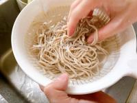 うますぎて震えた…【“冷やしそば”はこの食べ方が最高！！】めんつゆやめた！「リピ決定です！」「ひんやり最高」