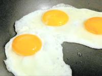 【目玉焼き、まだ普通に焼いてるの！？】“あの粉”かけてみて！「旨みが爆発」こんな違うとは...