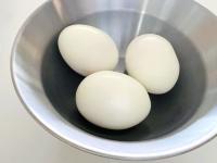 【ゆで卵を味玉にしちゃう人、全員これやって〜】リュウジさん流「炒めたベーコン加えるの、最高やな」