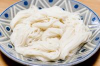 【女優・瀬戸朝香さんはそうめんをこう食べる！】サンド伊達さんも大絶賛「いくらでも食える！」