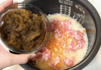 【生の豚肉と一緒に炊飯器へドボン！】アレの最高においしい食べ方「ツルッとした食感がクセになる♡」