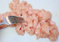 【お願い、安い鶏むね肉はそのまま焼かないでー】「こうすればよかったのね」ジューシー！猛烈にウマイ