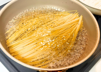 材料たったこれだけで！？【家中のパスタが消える！】水卜麻美アナも大絶賛！のけぞるほどウマイ食べ方