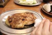 ケンミンショーでも話題！地元民も行列する【香川県の超人気肉グルメ】「ガブッと豪快にかぶりつけ！」「ひとりで2本頼む人も」超絶品