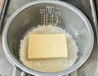 【豆腐買っても、焼かないでーー！？】炊飯器にドボ〜ン！「こうすればよかったのね」「美味しすぎ！」