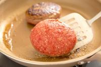 【その"肉の焼き方"絶対やめてーー！】せっかくの肉が台無しに！？調理師の警告に→ゾッ…