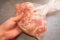 【鶏もも肉は"生のままドボン"が大正解！】まさかの"アレ"まで使う！？「カリッカリ&ジューシー！」「いやこれすごいって…！」爆食レシピ！