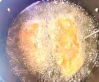 【嘘だろ…完全に"ファミチキ"の味じゃん！？】特別なスパイスとか一切ナシ！「なにこれ！？うんっっま！」「これは脳がバグる笑！」