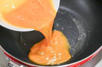 【“卵焼き器”なくてよかった！？】メーカーが教える「丸いフライパンで作る卵焼き」四角にするワザ