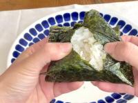 【みんなー！おにぎりの海苔は"この巻き方"やってーーー！】食品メーカー「簡単な裏技です」→「ほぉ〜！なるほど！」食べやすくなる方法！