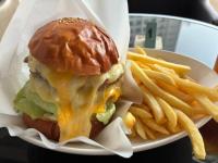 マクドナルドでは味わえないチーズバーガーの破壊力！【ハマっ子が羨ましい】「ボリュームがすごい！」「腹パン間違いなし！」3点セット