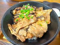 平日お昼前なのに満席かよ！？【神奈川の道の駅】名物"豚丼"は地元産ブランド豚使用の徹底ぶり！「このためだけに行きたい…（恍惚）♪」