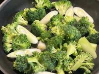 【お願い！ブロッコリー茹でないで！】ビビるほど美味しくて→家族が「お弁当に詰めていった」"目からウロコの食べ方"1株ペロリだよ…