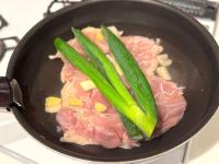 【鶏もも肉】水に生のままドボ〜ンが大正解！！？…え、簡単すぎる(泣)「やわらかくて超ジューシー」“旨ダレぶっかけ”病みつきメイン
