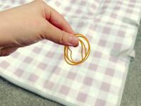 【重しの荷物も靴もいらない！？】みんなに教えてあげたい！「レジャーシート」が“風で飛ばされない裏ワザ”に感動の嵐