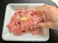 【厚揚げと豚肉あったら】絶対コレ作って〜！！肉パックの上で完成「簡単なのにおいしすぎる(泣)」「これはズルい！」肉汁じゅわ〜絶品神レシピ